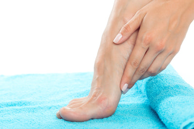 Aponévrosite plantaire : causes, symptômes et solutions pour soulager la douleur au talon